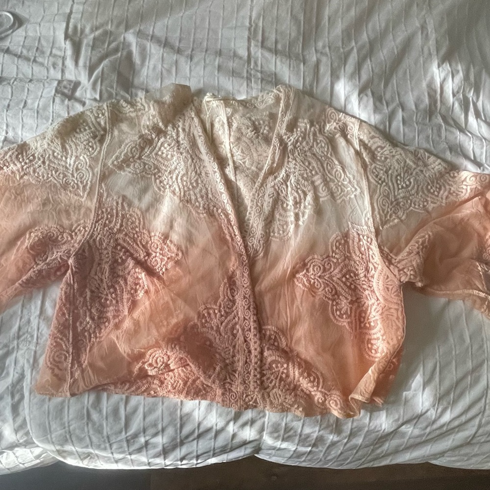 Elegant Lace Kimono in Peach and Cream. - Picture 2 of 6